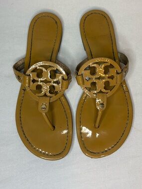 Tory Burch Patent Leather Logo Thong Sandals in Camel Brown